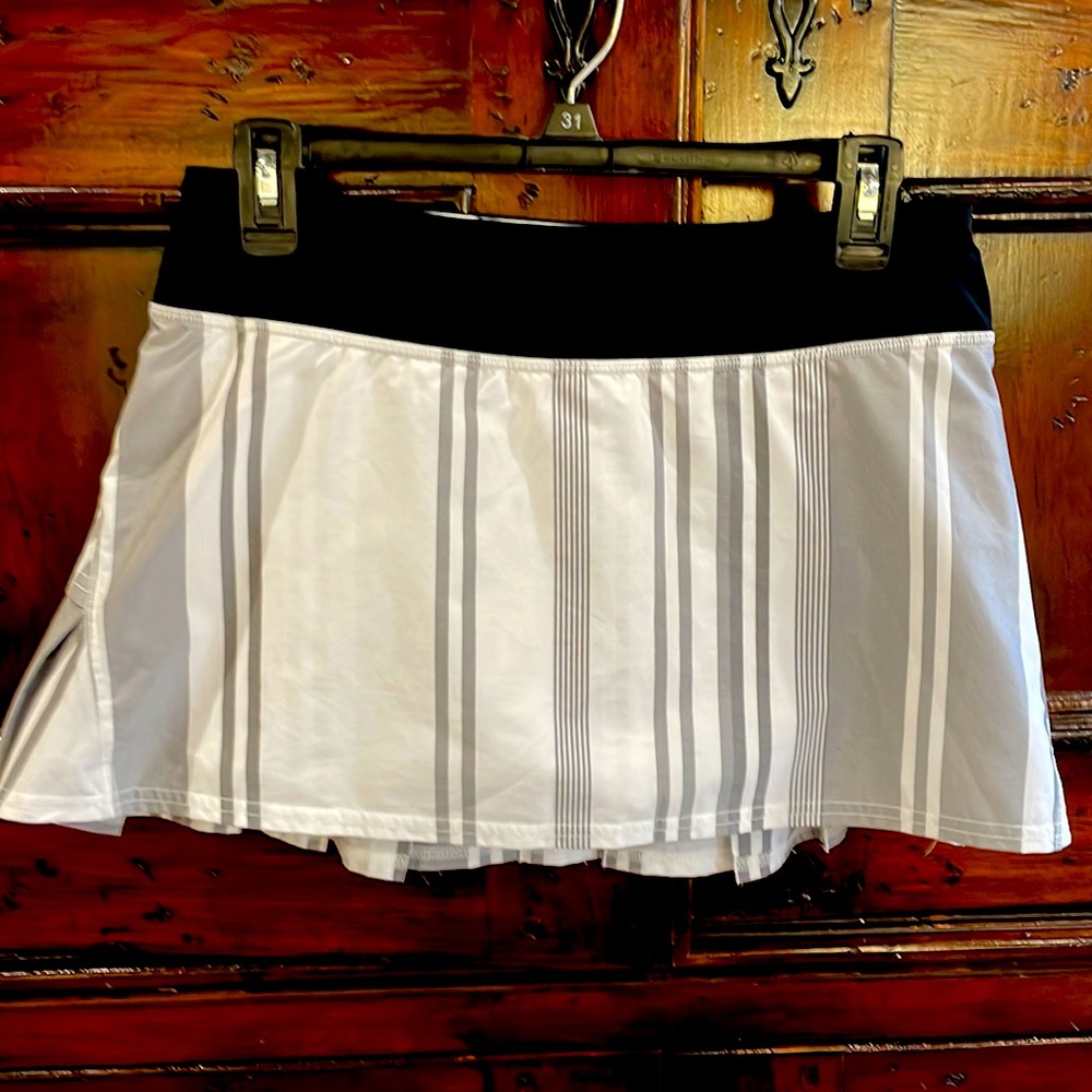 Lululemon pace setter tennis skirt, white/gray/black stripes, size 6 regular